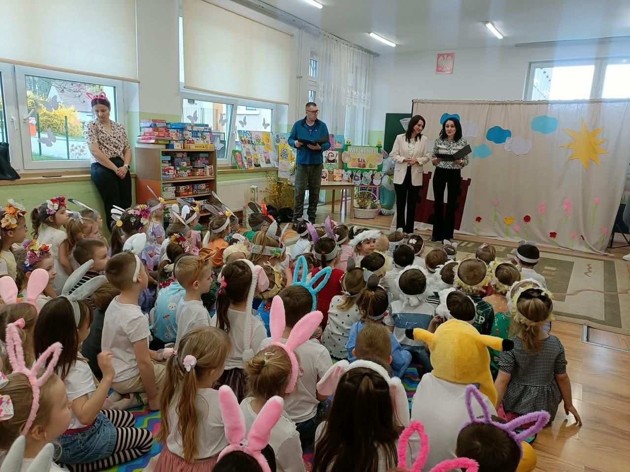 Grupa dzieci oraz dorosłych w sali