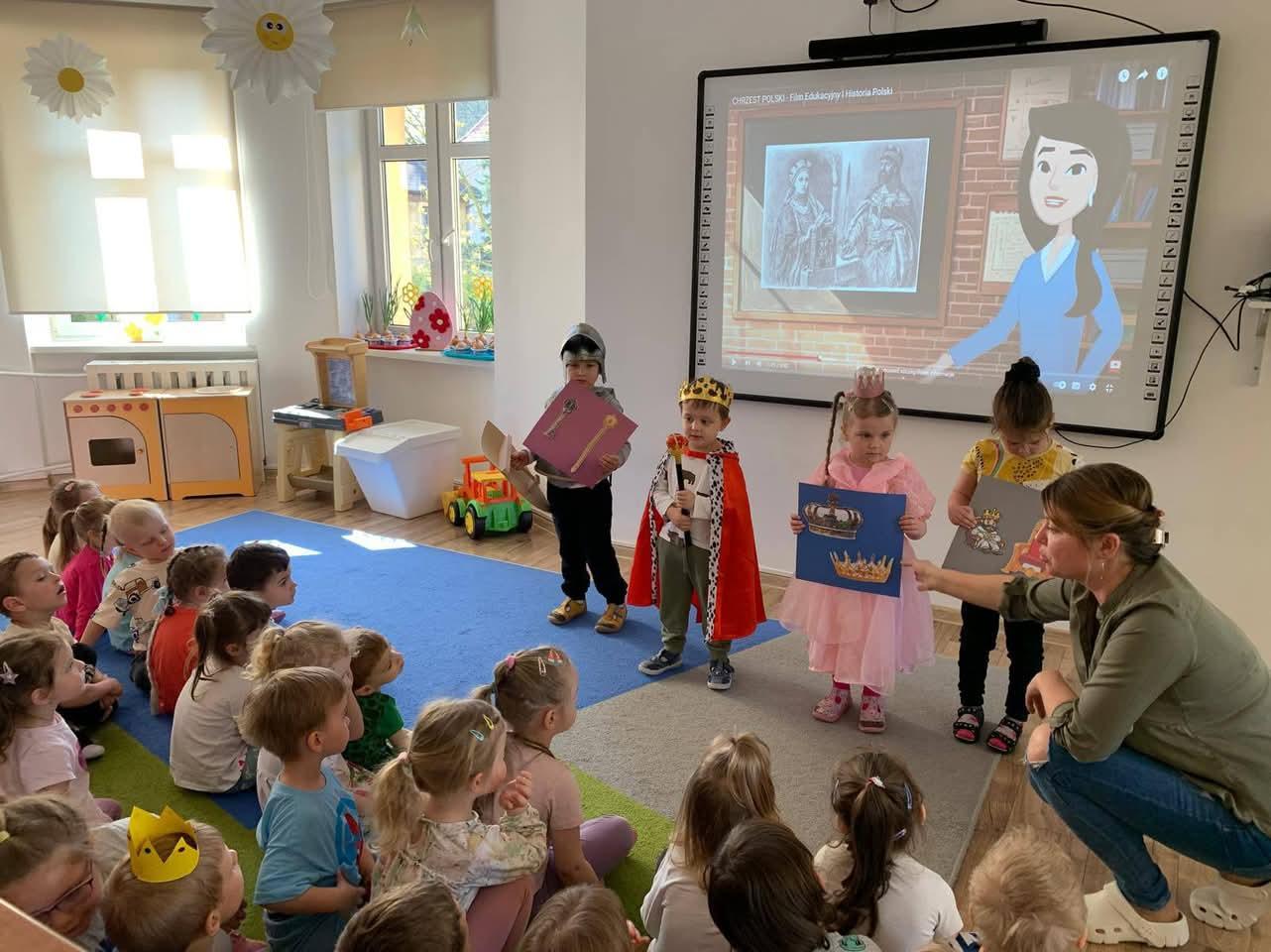 Dzieci z insygniami królewskimi