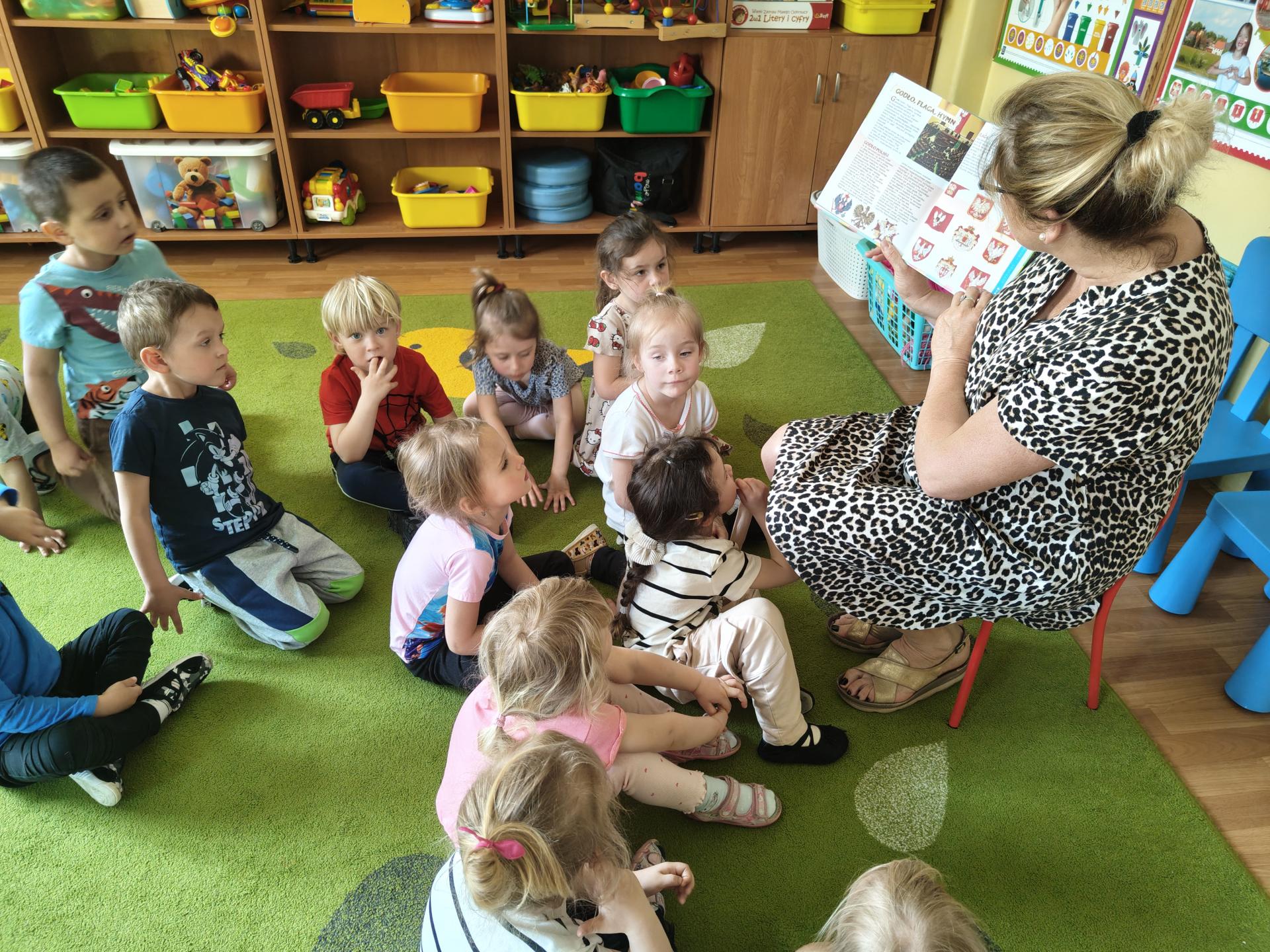 Dzieci słuchające ciekawostek o Polsce