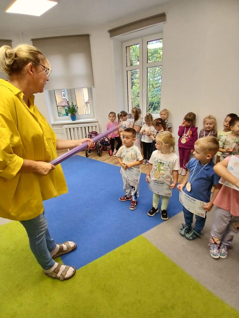 Pasowanie kredką dzieci