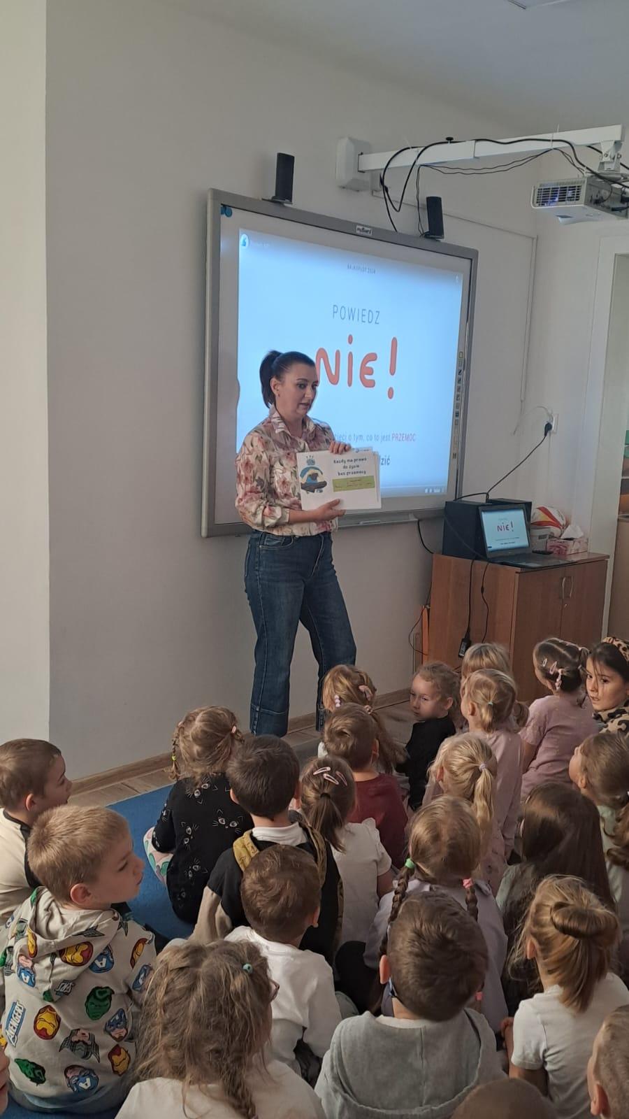 Nauczyciel z grupą dzieci