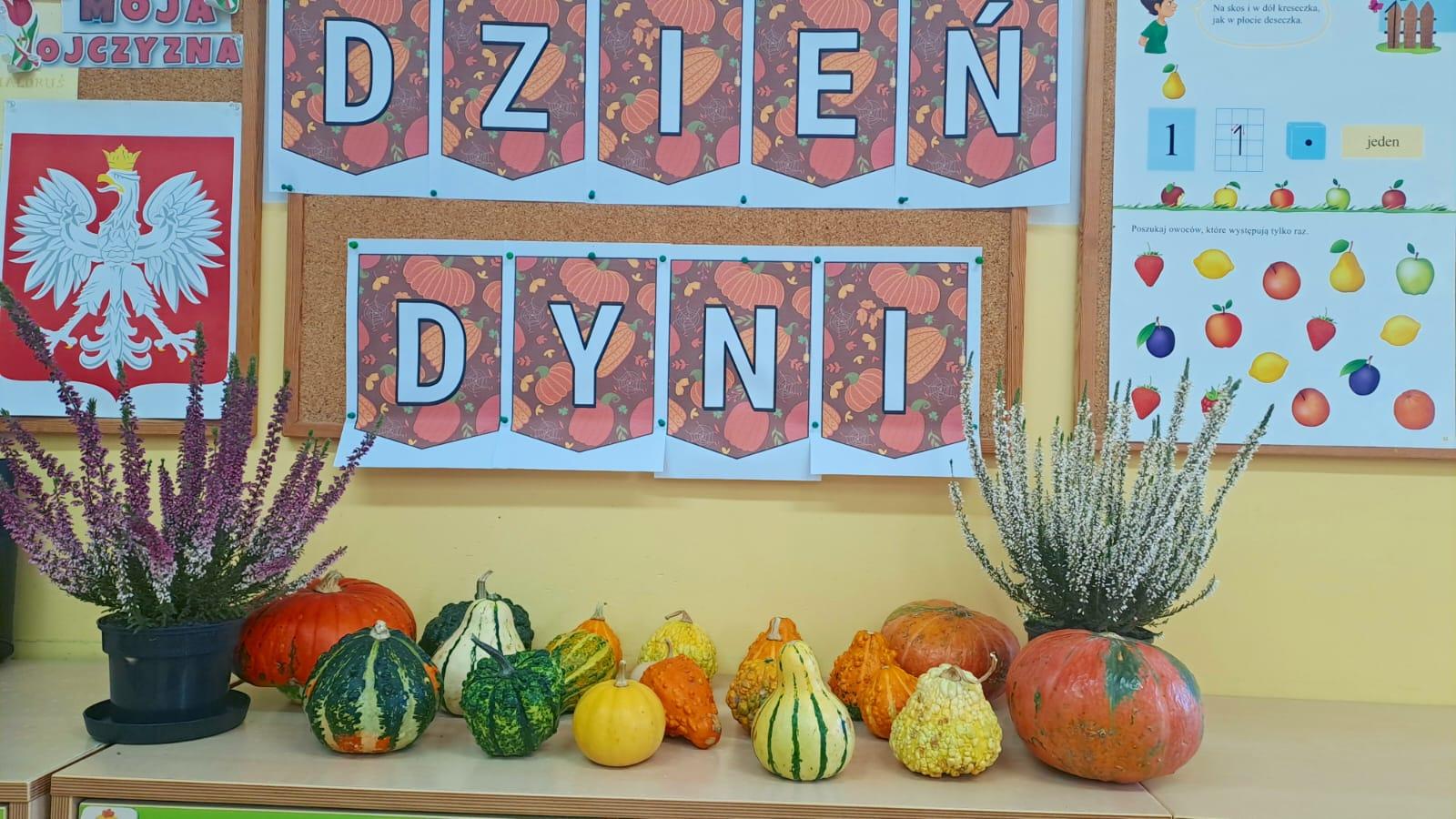 Napis dzień dyni z dyniami na szafce
