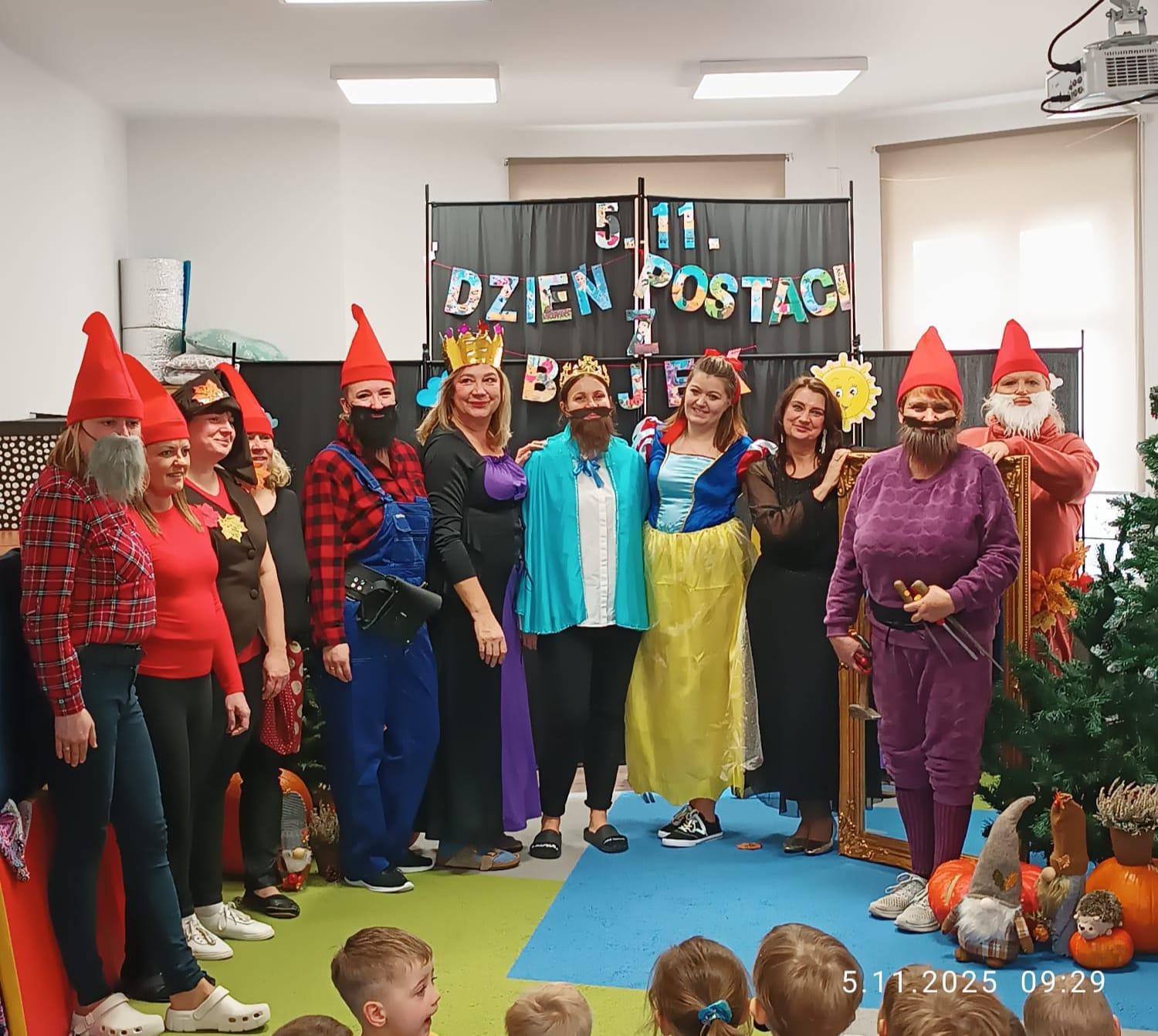 Pracownicy przebrani za postaci z bajki Królewna Śnieżka