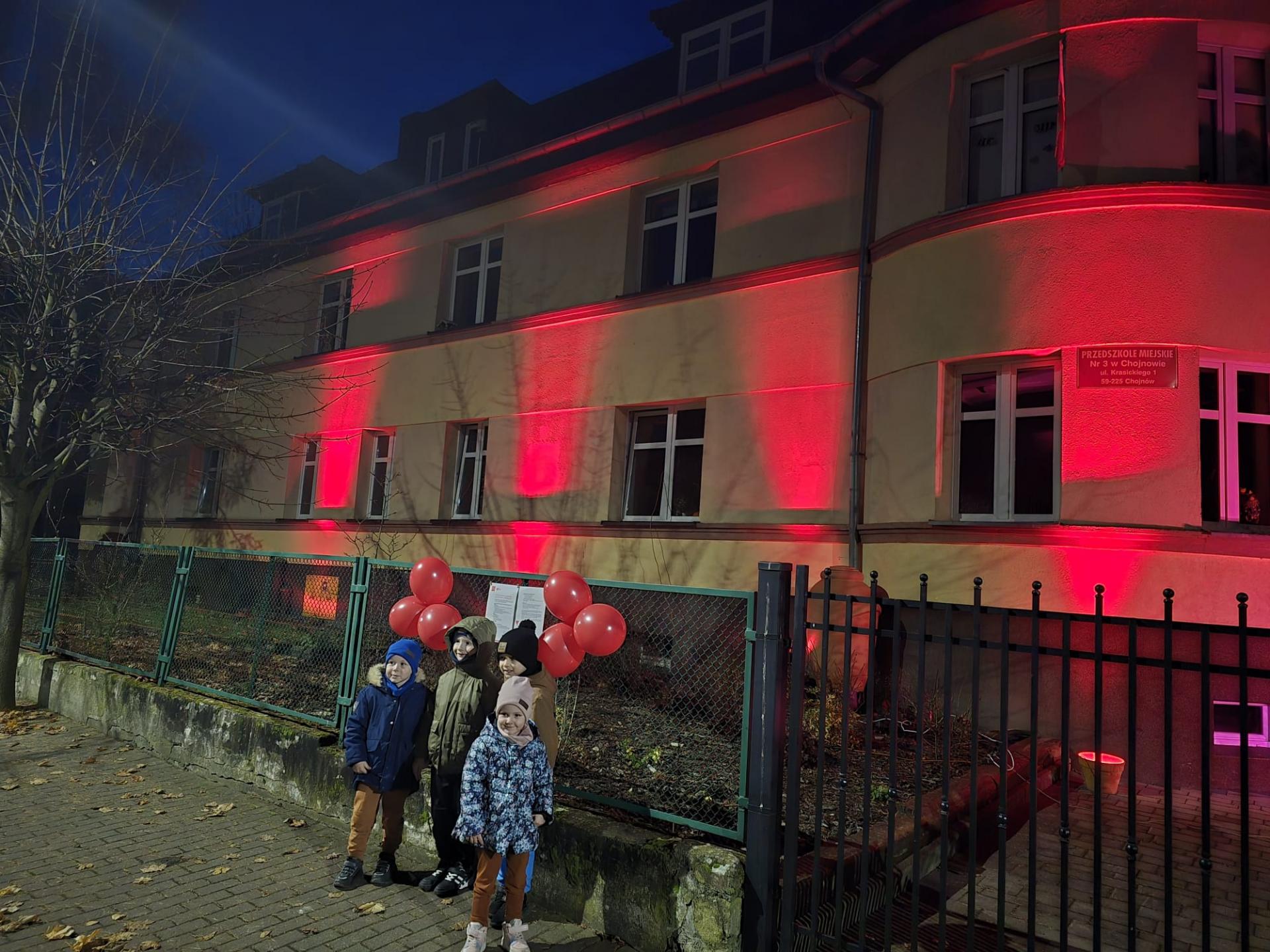 Dzieci pod placówką podświetloną na czerwono