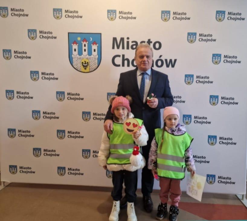 Dzieci wraz z Burmistrzem miasta