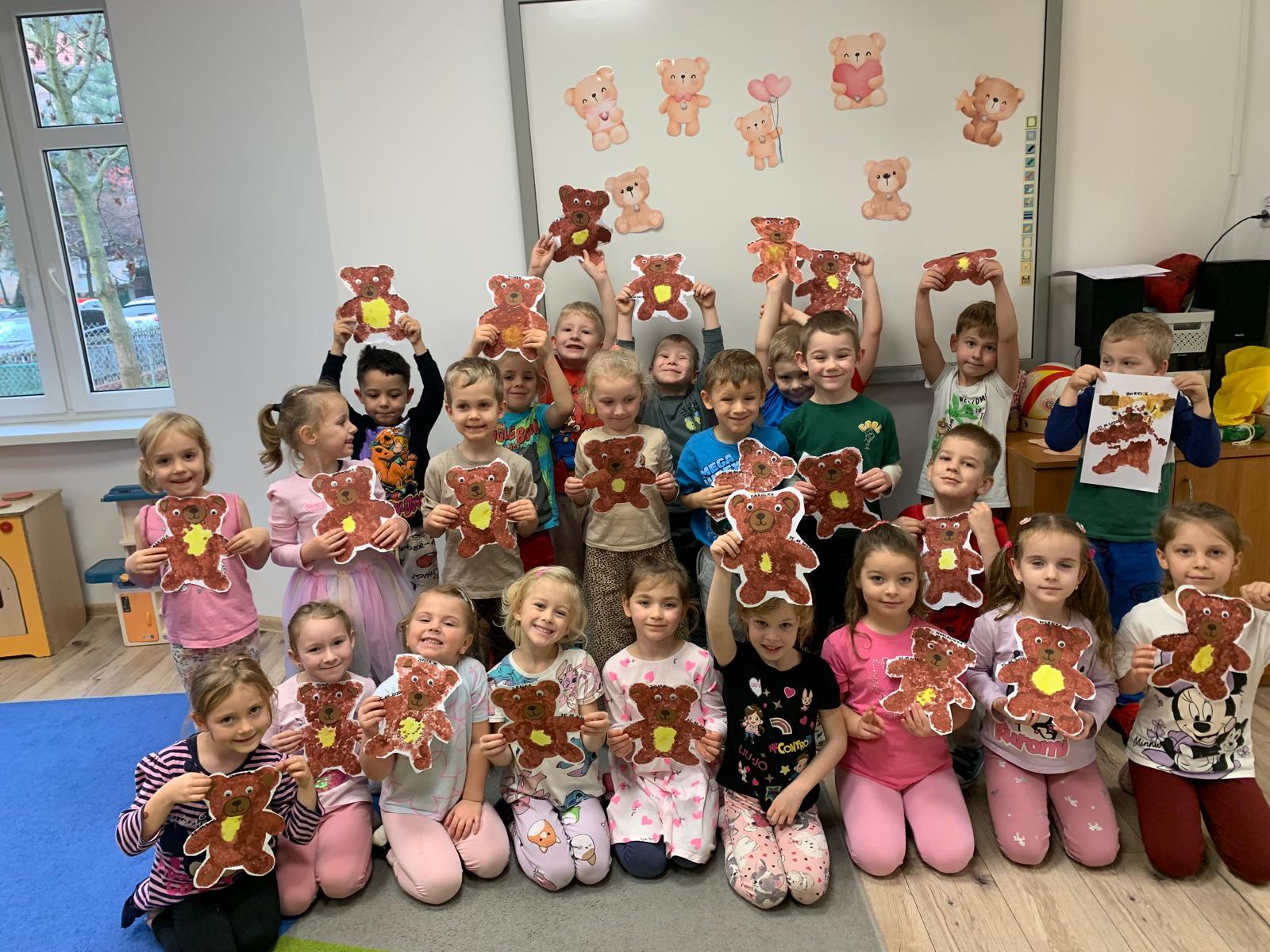 Grupa dzieci z pracą plastyczną - misiem