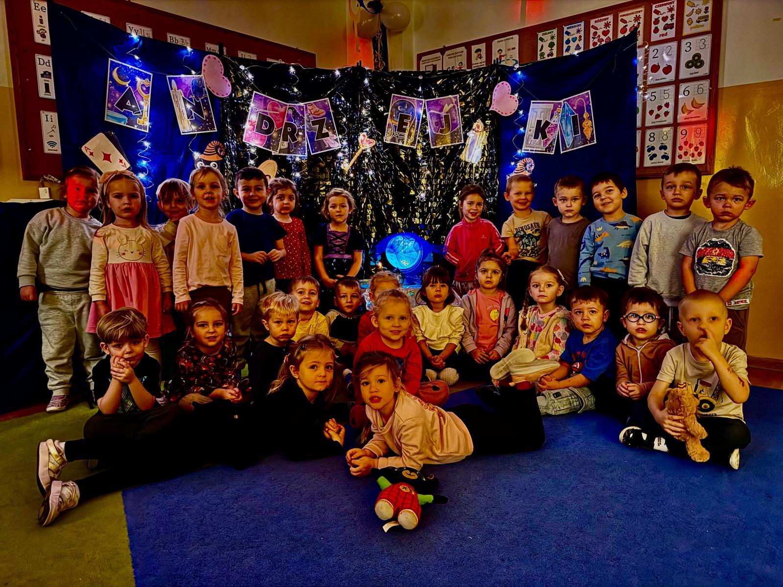 Grupa dzieci z magiczną kulą