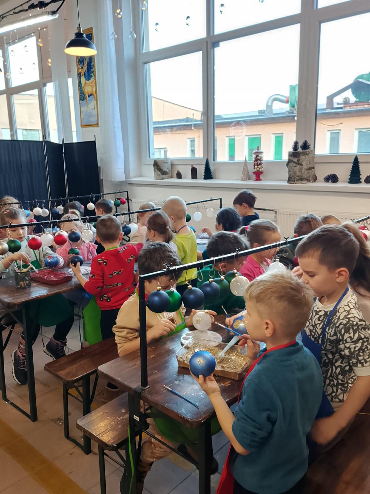 Dzieci ozdabiające bombki