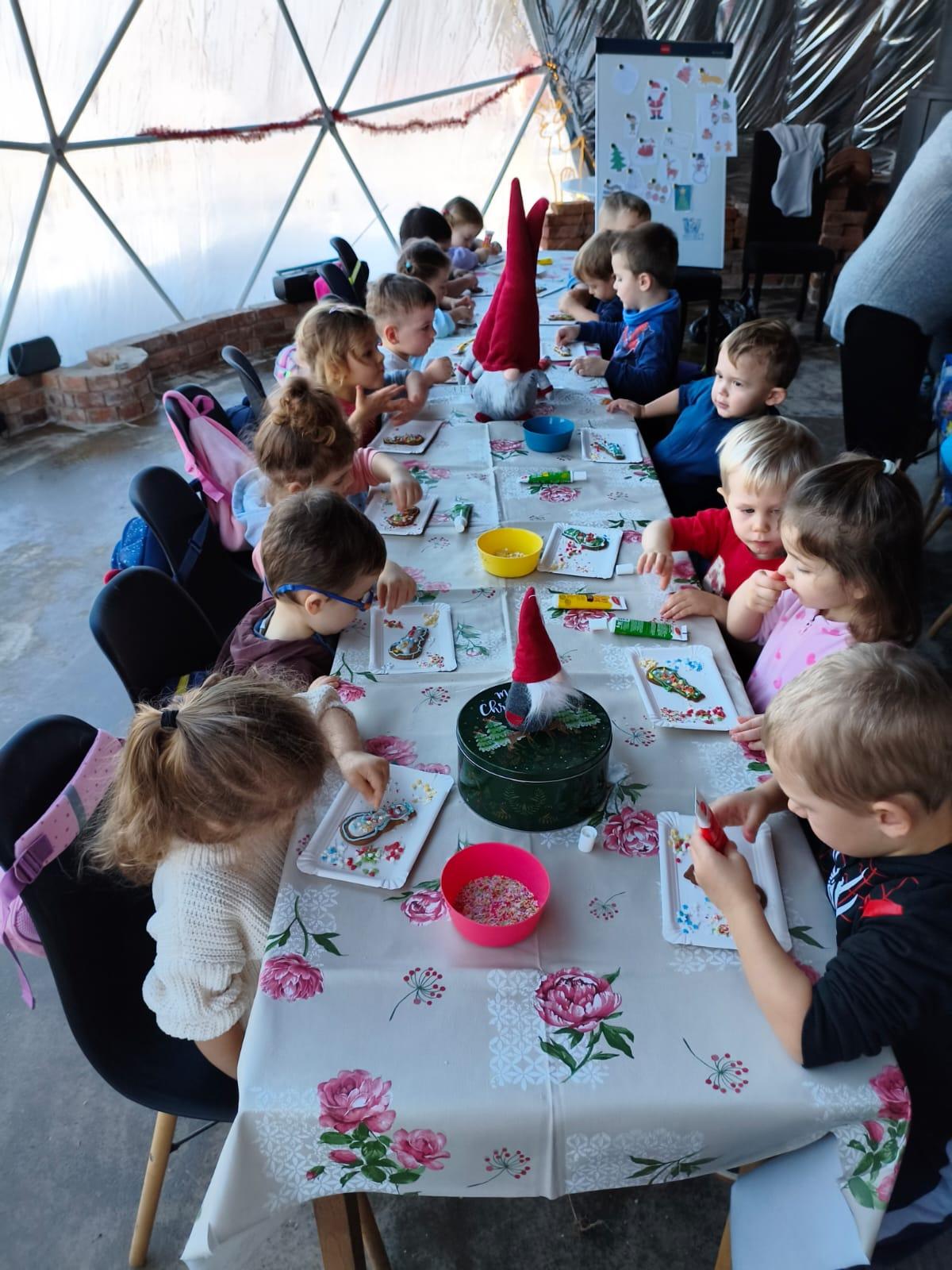 Dzieci ozdabiające pierniczki
