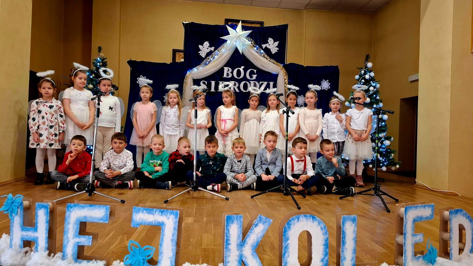 Dzieci na scenie w scenerii świątecznej