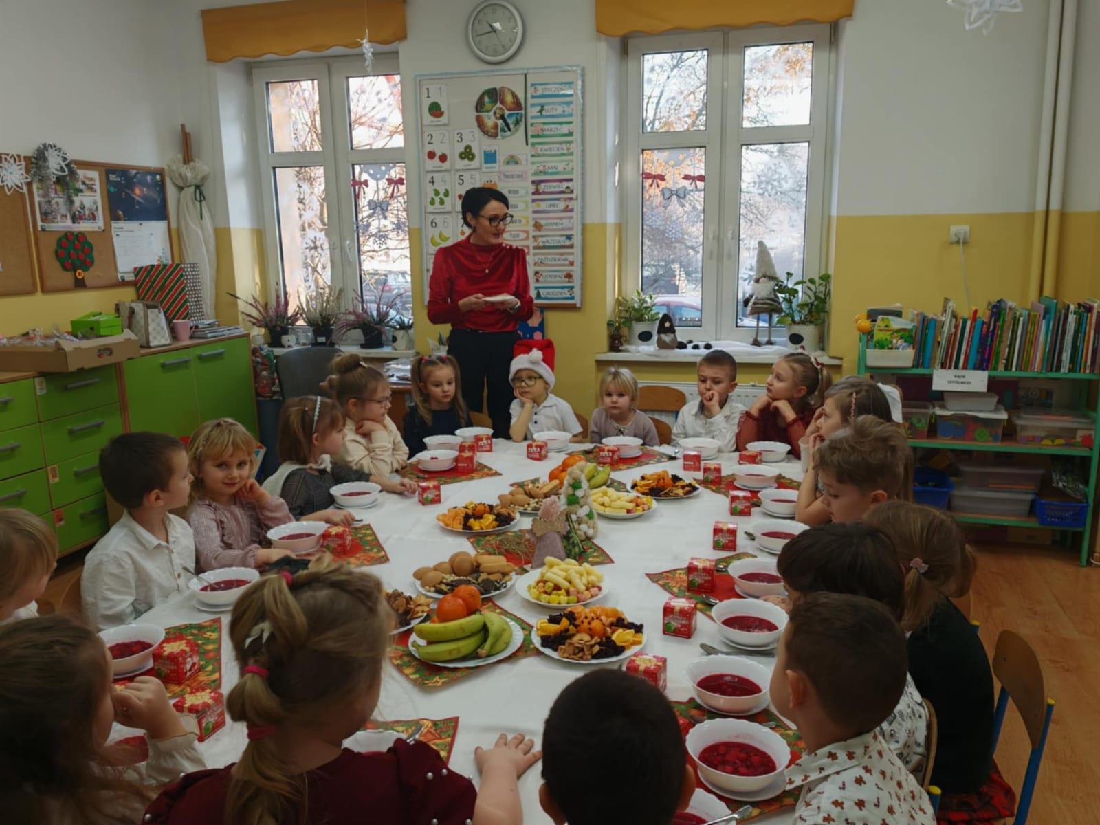 Dzieci siedzące przy wigilijnym stole