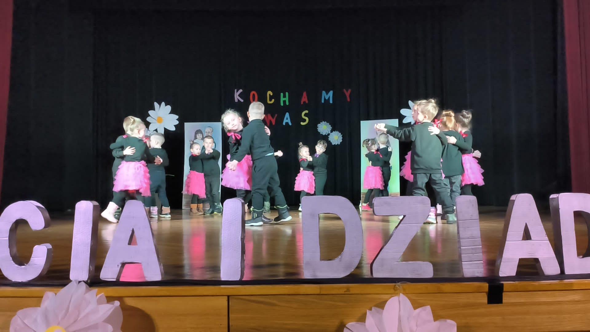 Dzieci tańczące na scenie