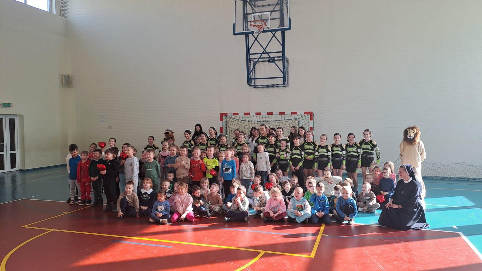 Grupa dzieci na sali gimnastycznej