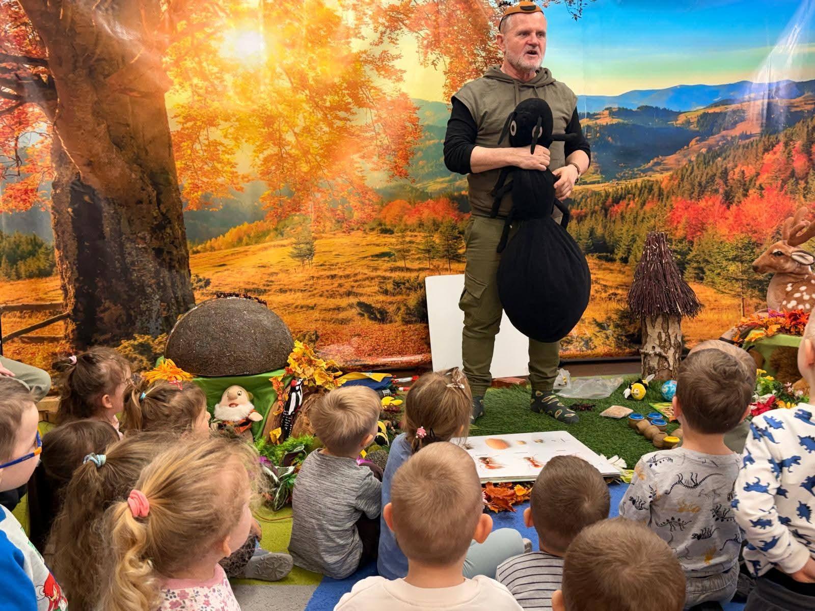 Dzieci obserwują pana opowiadającego o mrówkach