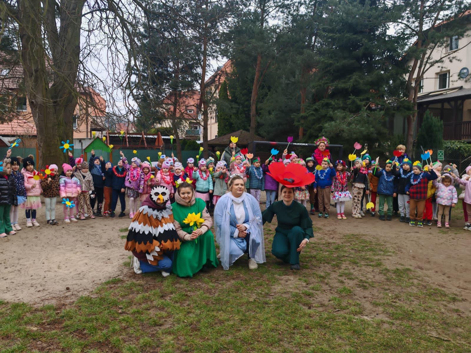 Dzieci w ogrodzie witające wiosnę