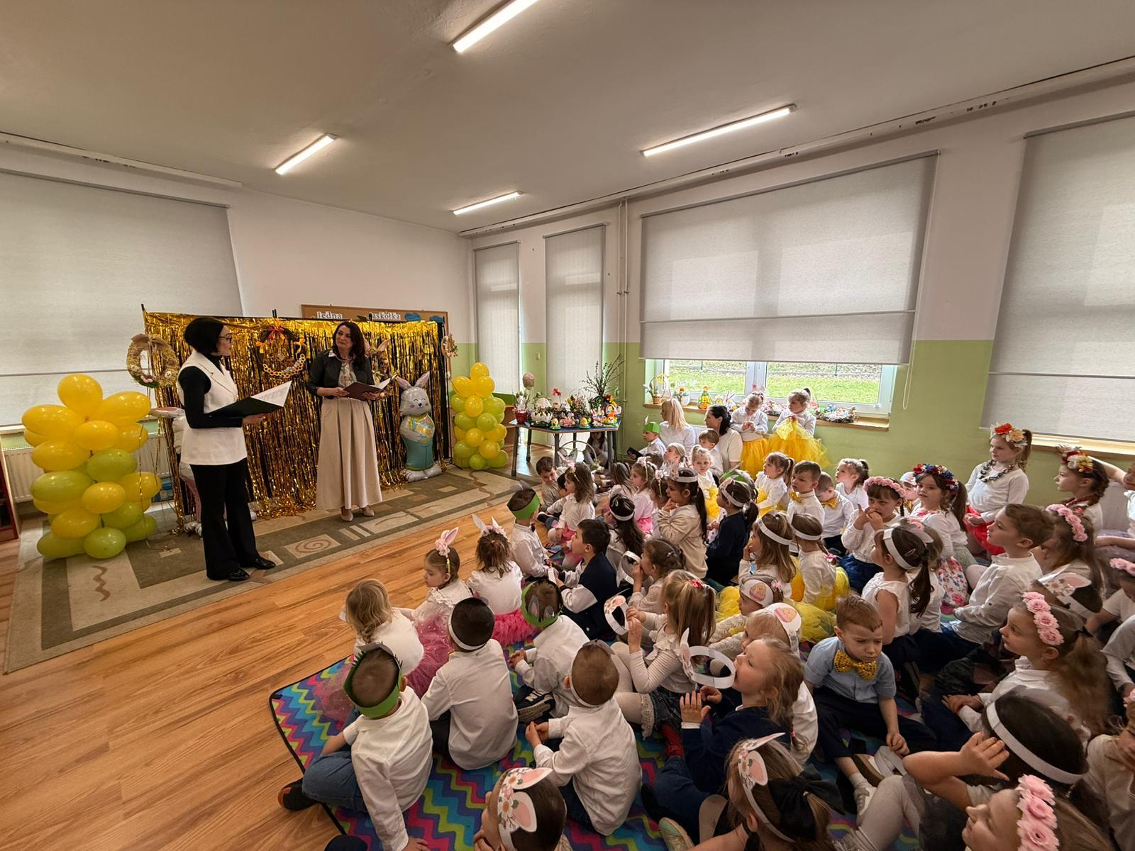 Dzieci i panie w sali