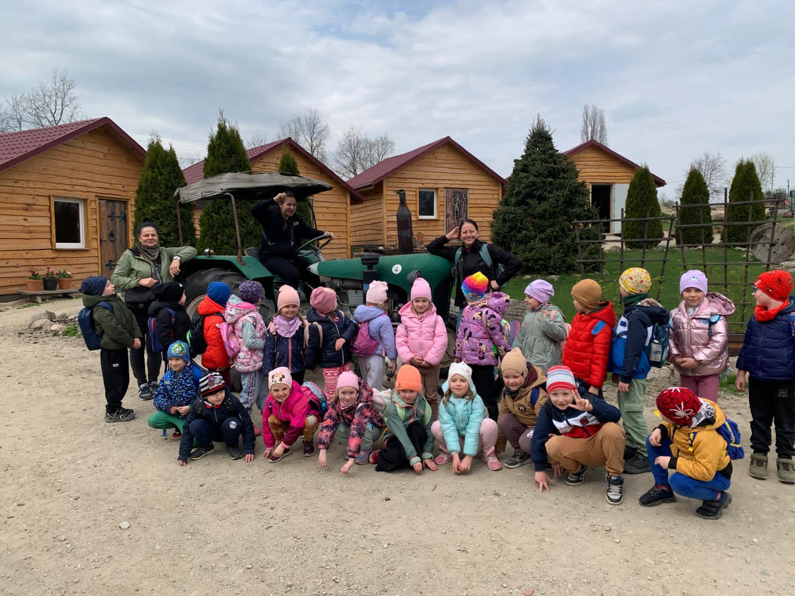 Grupa dzieci przy traktorze