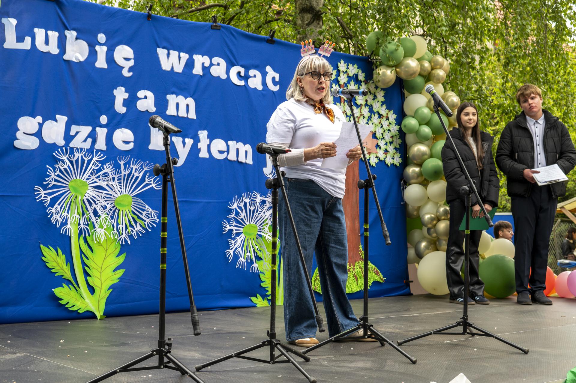 Dyrektor placówki przemawiający na scenie